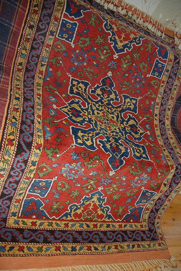Based on the design of the XVII century 'Vakiflar Museum Star Ushak' carpet